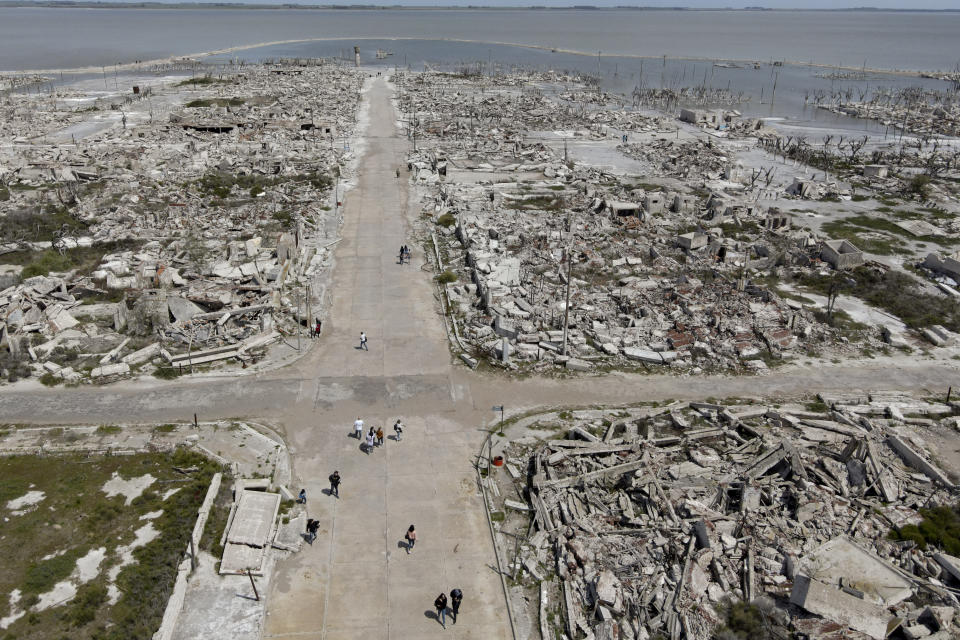 阿根廷南部小鎮「埃佩昆」（Epecuén），1985年暴風及洪水淹沒了村莊，2009年才因水退重見天日。圖片來源：AP