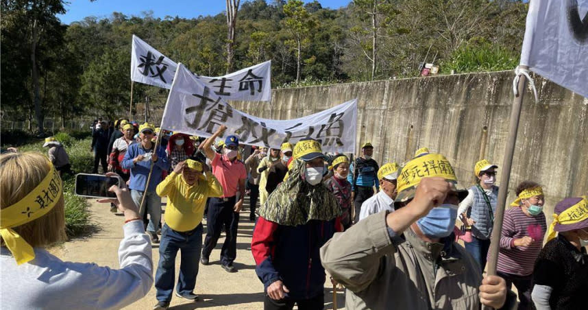 埔里鎮居民拉白布條抗議中友百貨集團涉嫌砍掉森林、鑿8口井準備興建大型旅館，恐影響民生用水、灌溉用水，甚至汙染水源，憂台灣白魚絕跡。（圖／中國時報楊靜茹攝）