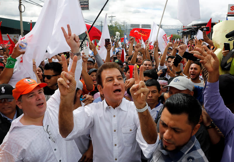 Le candidat de l'opposition au Honduras, Salvador Nasralla (au centre), a appelé dimanche l'armée du pays à ne pas respecter la décision prise samedi par le gouvernement de mettre en place un couvre-feu en réaction aux manifestations mortelles qui ont suivi l'élection présidentielle, vivement contestée, organisée il y a plus d'une semaine. /Photo prise le 3 décembre 2017/REUTERS/Henry Romero