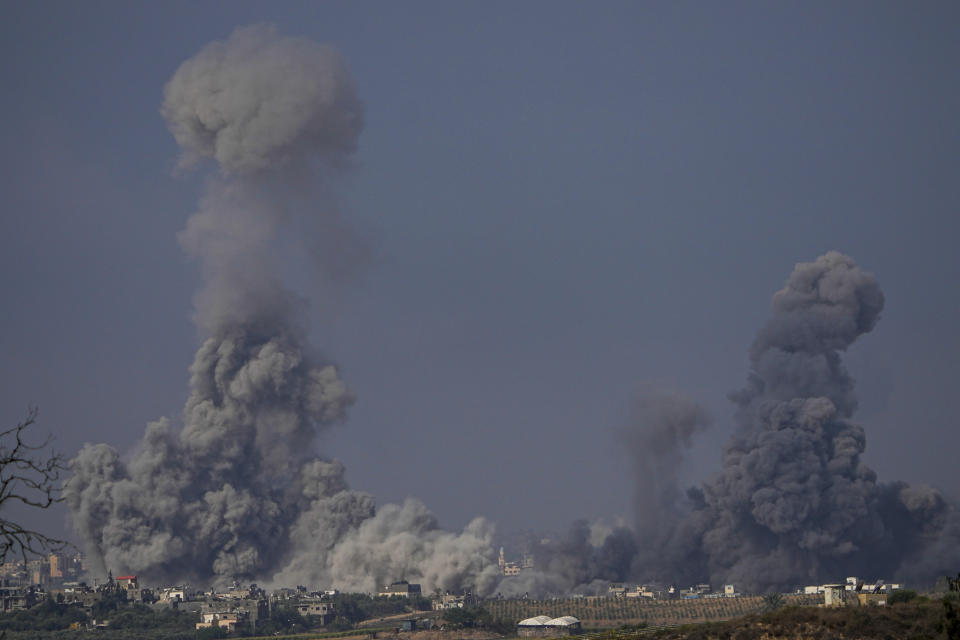 El humo se eleva tras un ataque israelí en la Franja de Gaza, vista desde el sur de Israel, el lunes 23 de octubre de 2023. (AP Foto/Ariel Schalit)