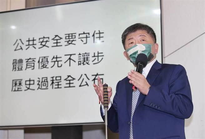 民進黨台北市長參選人陳時中17日在大巨蛋政策方針記者會中表達對大巨蛋的態度，但與此同時，他請辭衛福部長參選台北市長後，當初他力挺的高端疫苗爭議仍持續未解。（姚志平攝）