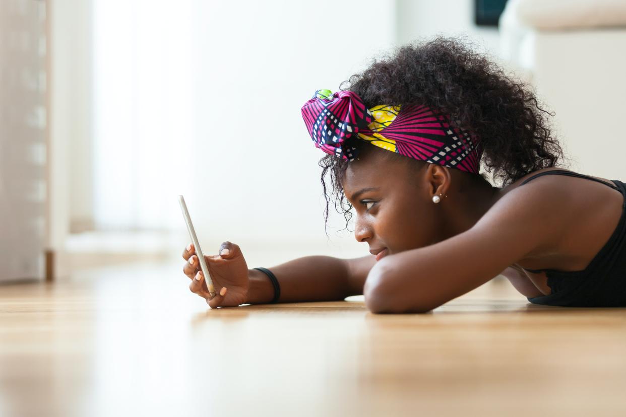 <span class="caption">Sur les réseaux sociaux, les adolescents se distraient mais partagent aussi des solutions.</span> <span class="attribution"><a class="link " href="https://www.shutterstock.com/es/image-photo/african-american-woman-sending-text-message-323884478" rel="nofollow noopener" target="_blank" data-ylk="slk:Samuel Borges Photography / Shutterstock;elm:context_link;itc:0;sec:content-canvas">Samuel Borges Photography / Shutterstock</a></span>