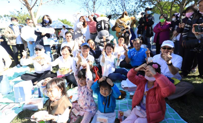 ▲台中首屆市民野餐日在中央公園登場，逾萬民眾扶老攜幼參加，受疫情悶久後，大口呼吸新鮮空氣幸福時光。（圖／市府提供）