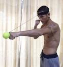 ¿Por qué practicar boxeo con un saco si puedes hacerlo con una pelota de tenis? (Foto: Twitter / <a href="http://twitter.com/TWTFSale/status/1092765869879558145" rel="nofollow noopener" target="_blank" data-ylk="slk:@TWTFSale;elm:context_link;itc:0;sec:content-canvas" class="link ">@TWTFSale</a>).