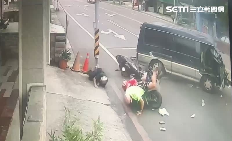 廂型車高速直衝路口完全沒煞車，釀追撞車禍4人受傷。（圖／翻攝畫面）