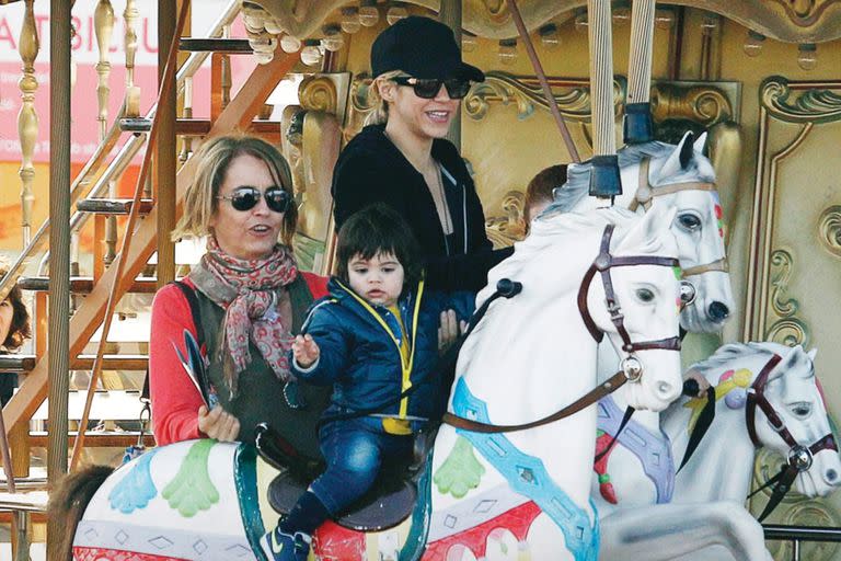 Montserrat Bernabéu, mamá de Gerard Piqué, junto a Shakira y su nieto