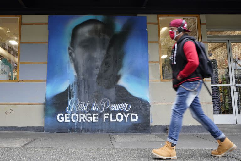 Un mural en homenaje a George Floyd en Seattle