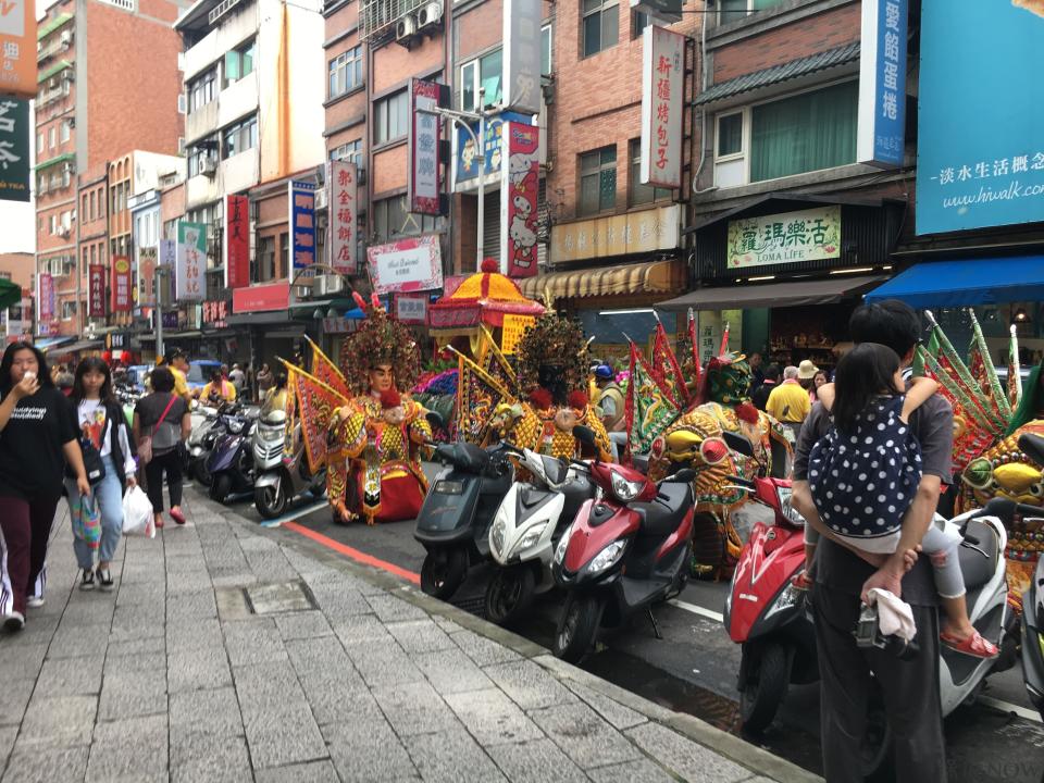 媽祖神轎在淡水老街準備出發。（圖／記者黃彥昇攝）