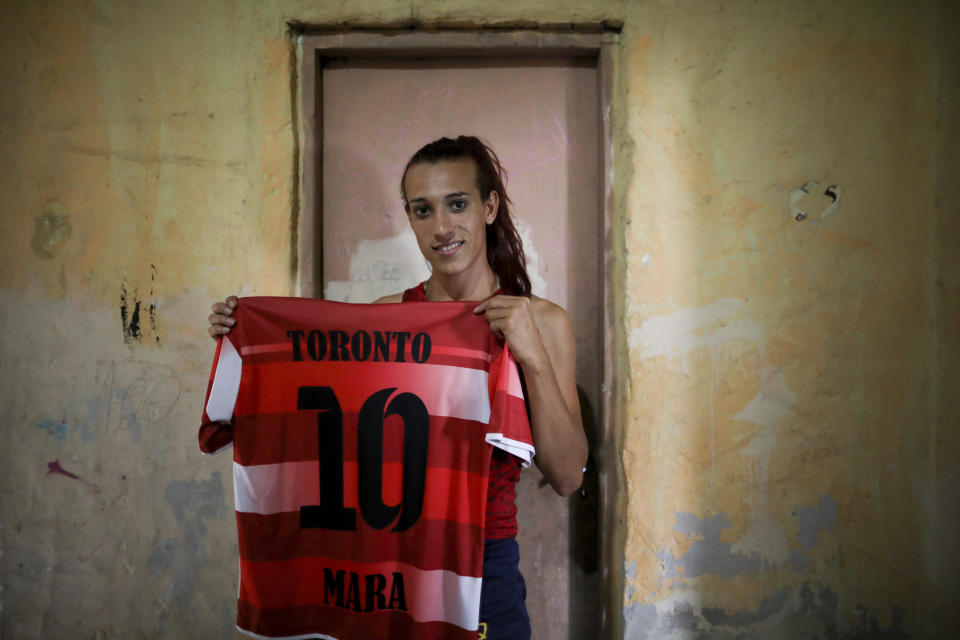 La futbolista Mara Gómez posa con su vieja camiseta de su primer club amateur, Toronto, en La Plata, Argentina, el jueves 6 de febrero de 2020. Gómez es una futbolista transgénero que por ahora sólo puede entrenar con el club mientras espera permiso de la Asociación del Fútbol Argentino (AFA). De obtenerla, sería la primera mujer trans en competir dentro de la primera división profesional del fútbol argentino (AP Foto/Natacha Pisarenko)