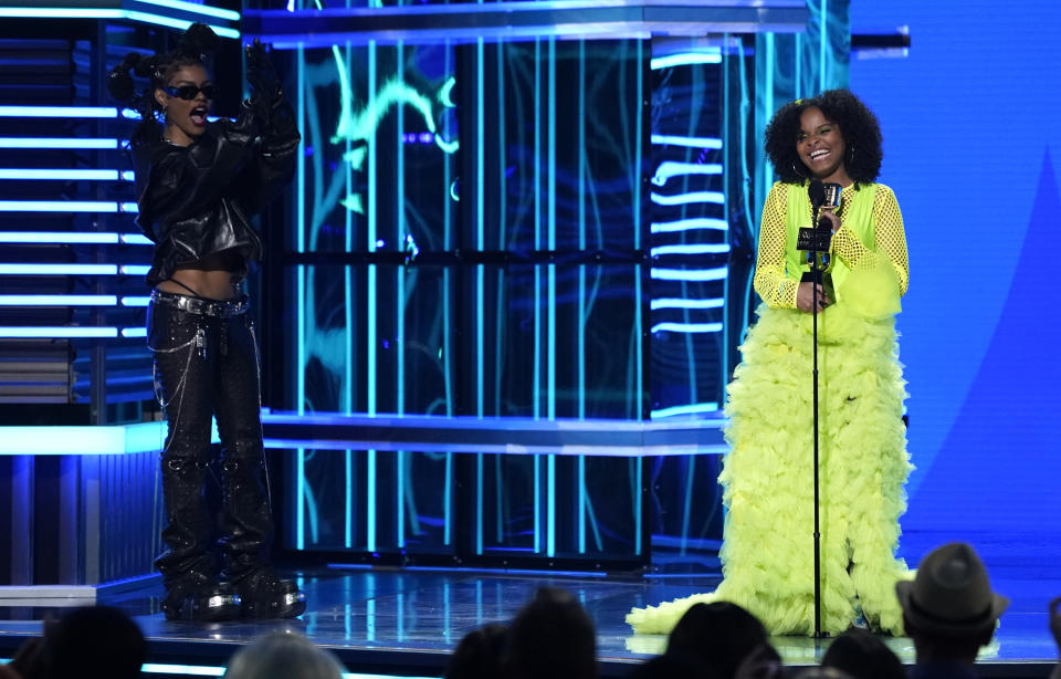 Teyana Taylor, a la izquierda, mira a Mari Copeny, una defensora de la justicia ambiental, acepta el premio BBMA Change en los Premios Billboard de la Música el domingo 15 de mayo de 2022 en el MGM Grand Garden Arena en Las Vegas. (Foto AP/Chris Pizzello)