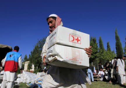 FILE PHOTO: An Afghan man receives aid from the International Federation of the Red Cross and Red Crescent Societies after an earthquake, in Behsud district of Jalalabad province, Afghanistan October 28, 2015. REUTERS/Parwiz/File Photo