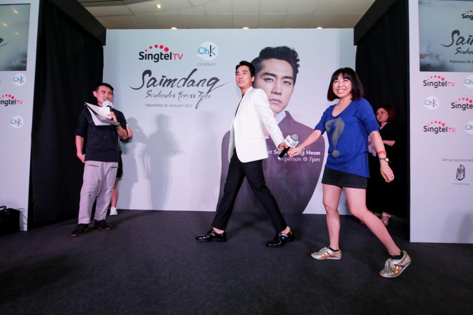 <p>Three lucky fans not only have the chance to play games with Song Seung-heon on stage, they also receive prizes from him. (Photo: Singtel) </p>