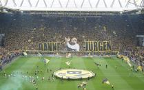 <p>Sept belles années se referment ce soir-là : dernier match de Jürgen Klopp à la tête du Borussia. Les supporters lui rendent hommage avec un portrait accompagné d’un « Danke Jürgen », ainsi que cette citation : « Il nous faut beaucoup d’années pour comprendre comme les moments peuvent être précieux ».</p>