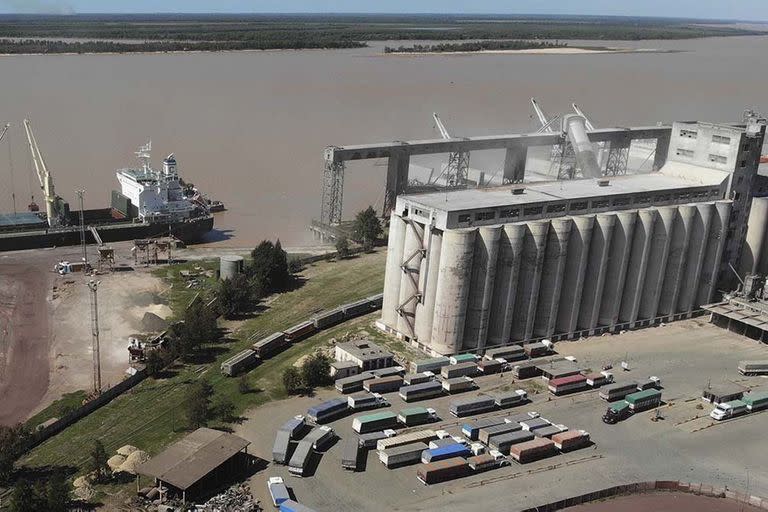 ran cantidad de camiones empiezan a llegar en esta epoca a descargar cereal a los puertos de San Lorenzo Puerto San Martin y Timbues.
En la foto puerto de Rosario
07-04-20
Foto: Marcelo Manera