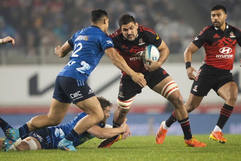 Toda la potencia de Pablo Matera, de Crusaders, que intenta eludir a Roger Tuivasa-Sheck, de Blues, en la final en Auckland