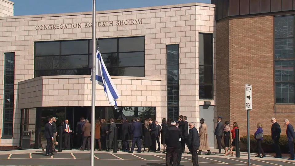 PHOTO: People gather outside the sanctuary of Congregation Agudath Sholom before Sen. Joe Lieberman's funeral in Stamford, Conn., March. 29, 2024. (WABC)