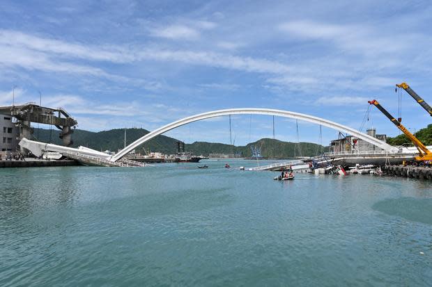 TAIWAN-ACCIDENT-BRIDGE 