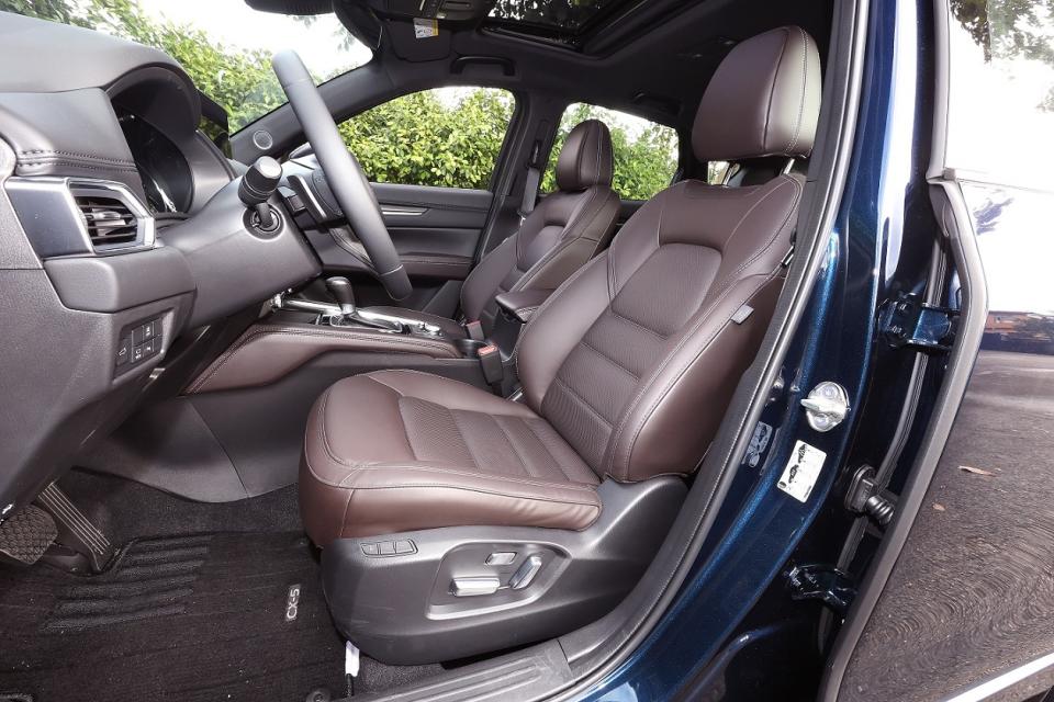 頂規25T AWD GT Premium車型的全車座椅除採用Nappa真皮包覆之外，雙前座也皆具備電動調整與通風功能設計。