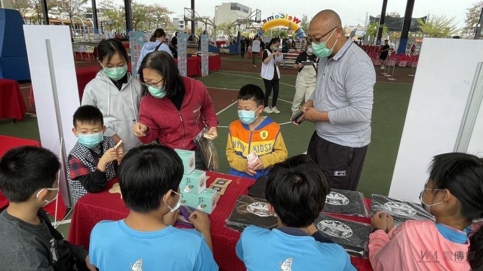 ▲文德國小校長李政穎帶領著學生擺市集做起小生意，進行家鄉在地特產以及手工作品的販賣，為自己的畢旅基金籌募進行努力。（圖／記者陳雅芳攝，2023.03.26）