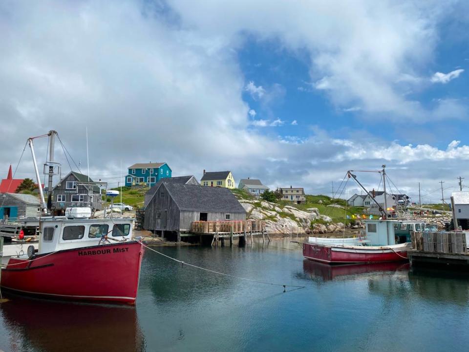 Destinos canadienses como Peggy's Cove, Nueva Escocia, están experimentando un aumento de las visitas de viajeros estadounidenses este verano.