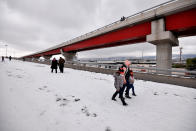 <p>MEX10. SALTILLO (MÉXICO).- 08/12/2017.- Habitantes caminan sobre avenidas cubiertas de nieve propiciadas por los intensos fríos hoy, viernes 8 de diciembre de 2017, en Saltillo, estado de Coahuila (México). Un ambiente muy frío se pronostica en la mayor parte de México, con nevadas o aguanieve en regiones de Chihuahua, Coahuila, Nuevo León, Durango, Tamaulipas, Zacatecas, San Luis Potosí, en las zonas volcánicas y en la llamada Sierra Negra, en Puebla, así como densos bancos de niebla que podrían reducir la visibilidad en el noreste, el oriente y el centro del país, debido a la primera tormenta Invernal de la Temporada de Frentes Fríos 2017-2018 informó el Servicio Meteorológico Nacional (SMN), dependiente de la Comisión Nacional del Agua (Conagua). EFE/Miguel Sierra </p>