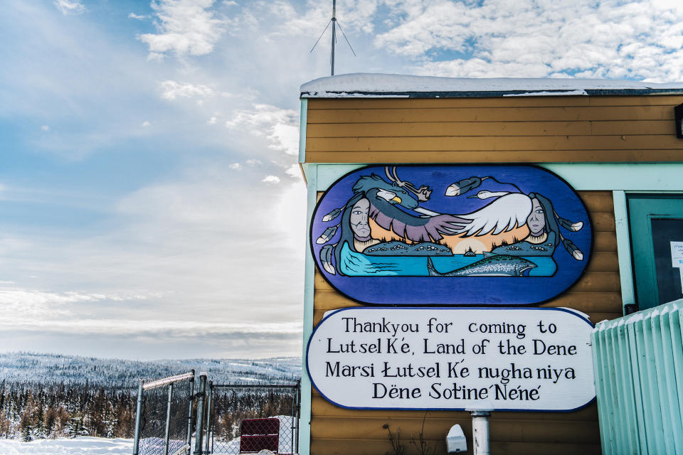 A sign at the Łuts&euml;l K&rsquo;&eacute; airport is written in D&euml;nesųłın&eacute; and English. (Photo: Angela Gzowski for HuffPost)