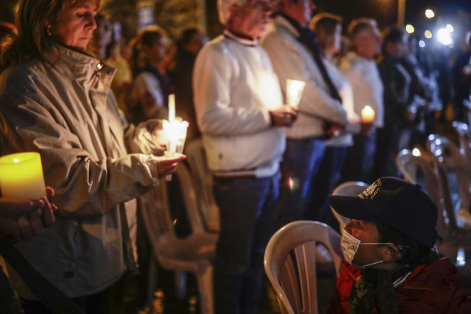 Familiares y simpatizantes participan en una vigila en honor de los soldados que murieron en un ataque reciente, el viernes 31 de marzo de 2023, en una base militar de Bogotá, Colombia. El ataque del 29 de marzo estaba dirigido contra la unidad de seguridad que protege el oleoducto del norte en El Carmen, en el departamento de Norte de Santander, cerca de la frontera venezolana. (AP Foto/Iván Valencia)