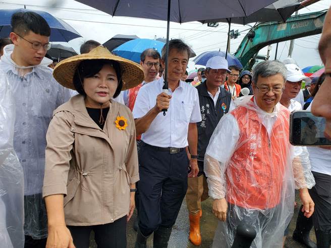 行政院長陳建仁（右）在縣長張麗善（左）陪同下到口湖鄉箔子寮漁港勘災