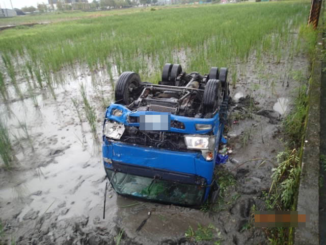 三星鄉自小客岔撞救護車連環車禍