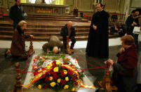 FILE PHOTO: People pay their respects at the tomb of Spain's former dictator General Francisco Franco in the Valle de los Caidos (Valley of the Fallen), in San Lorenzo de El Escorial, outside Madrid, November 19, 2005. REUTERS/Susana Vera/File Photo