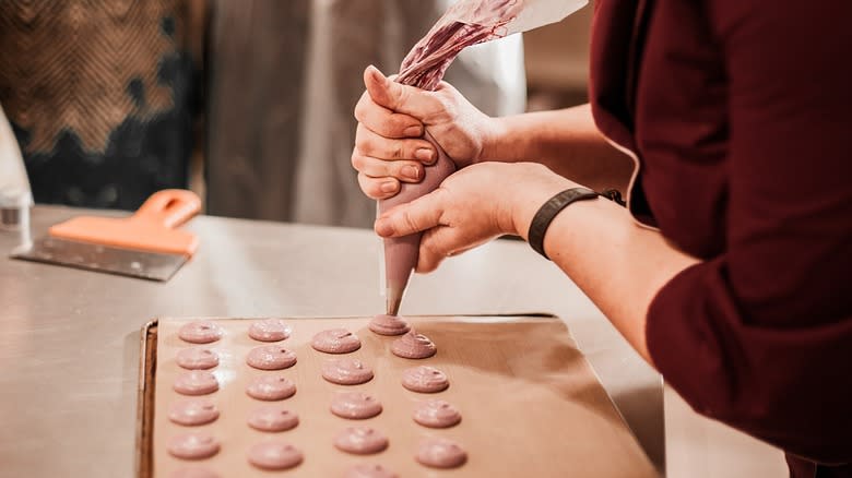 Piping macarons