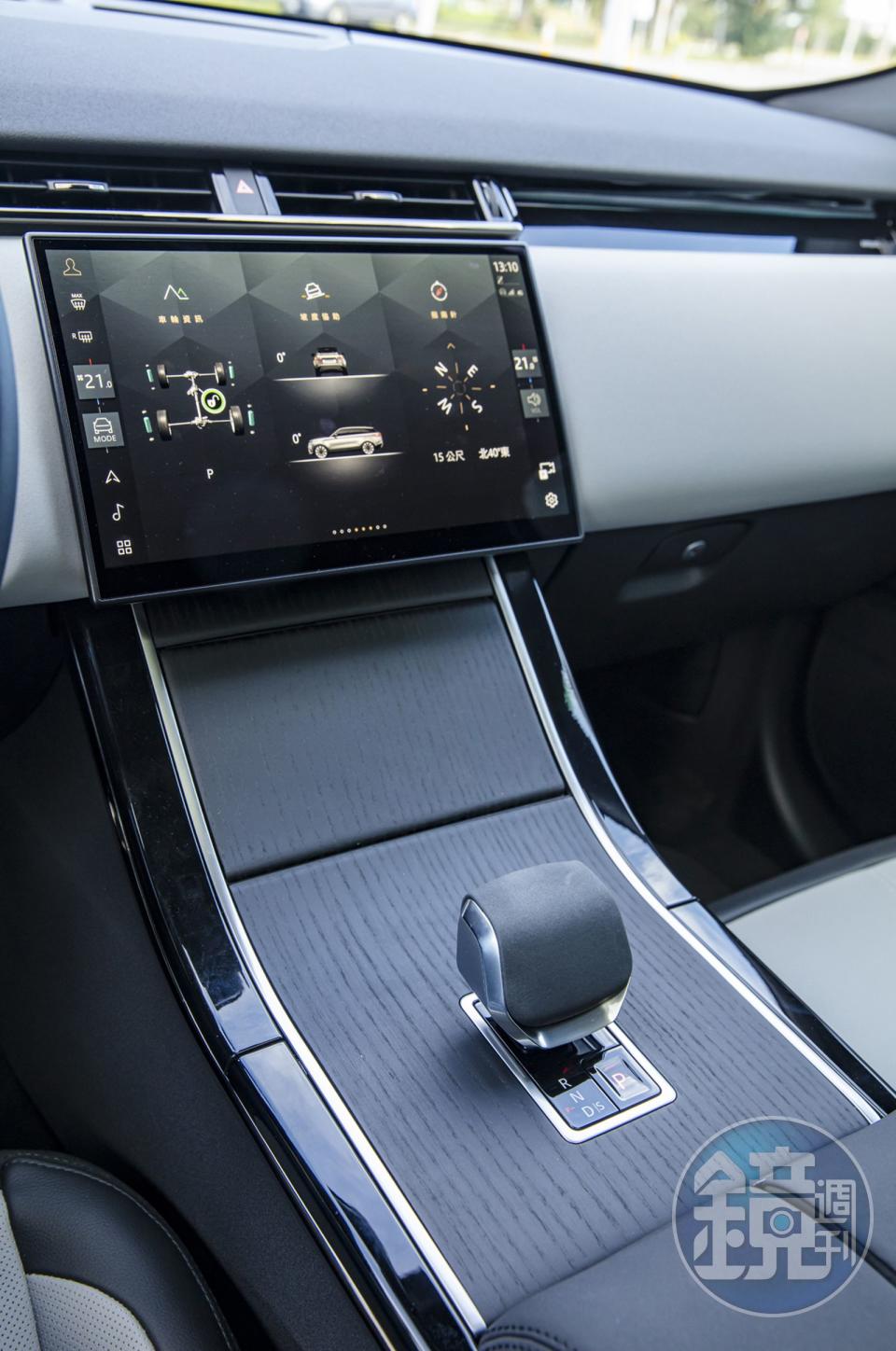 有別於以往的上下雙層螢幕設計，新介面整合所有主要車輛功能的控制於新的11.4吋曲面玻璃觸控螢幕，連排檔座上的按鍵也全部併入了該系統內。