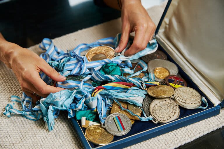 Parte de las decenas de medallas cosechadas por Romina Plataroti en su carrera deportiva