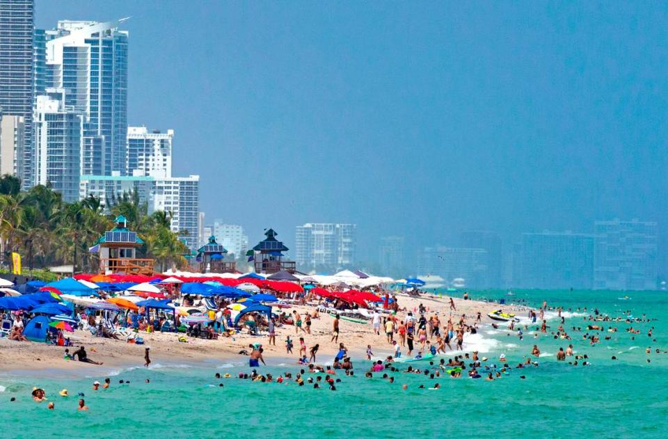 Los asistentes a la playa disfrutaron de un día soleado y caluroso en Sunny Isles Beach mientras la pandemia de coronavirus continúa, el domingo 6 de septiembre de 2020.