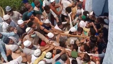 印度北方邦的伊斯蘭教信徒，為去世的領袖送行，千人無視政府防疫規定湧上街頭，幾乎所有人都沒戴口罩，場面相當驚人。（翻攝自Sharansh Guha推特）