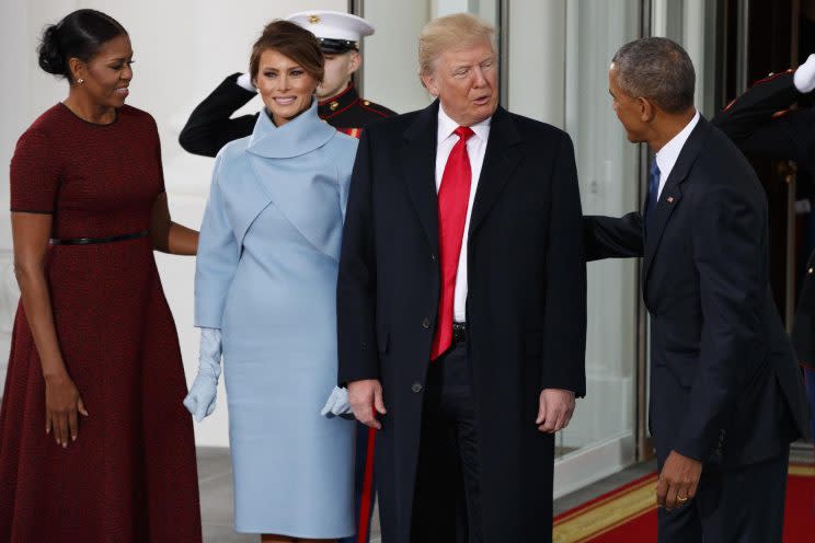 El presidente Barack Obama y la primera dama Michelle Obama reciben al todavía presidente electo Donald Trump y su esposa, Melania Trump, en la Casa Blanca, el viernes 20 de enero del 2017 en Washington. (AP Foto/Evan Vucci)