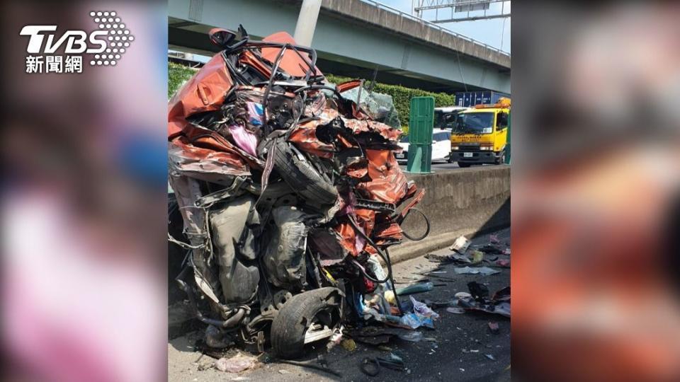 警方正聯繫紅車上2死者家屬。（圖／TVBS）