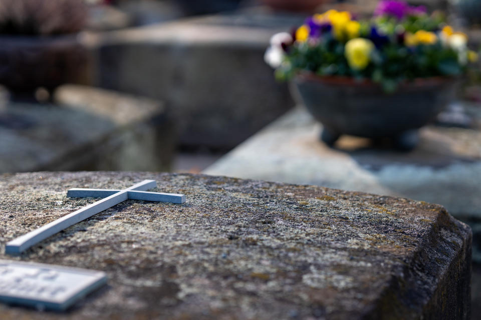 Auf dem Friedhof einer schwäbischen Gemeinde ist eine Holzskulptur aufgetaucht, die für viel Aufregung gesorgt hat. (Symbolbild: Getty Images)