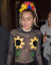 “Vielen Dank für die Blumen” mag sich hier so mancher Miley Cyrus-Fan gedacht haben. Ein Kind von Traurigkeit in Sachen Outfit ist die Sängerin seit Jahren nicht. Da kommt dieses Netzoberteil, das einen direkten Blick auf ihren Busen erlaubt, sogar noch regelrecht züchtig daher. (Bild-Copyright: Splash News/@PapCultureNYC)