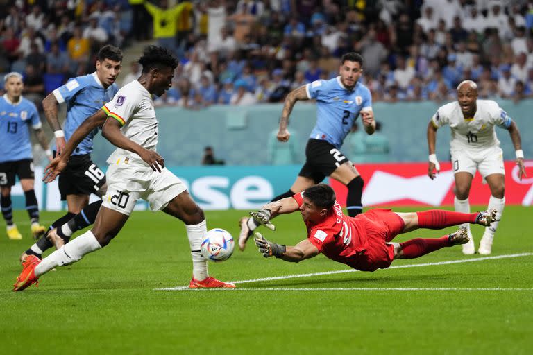 La infracción del arquero uruguayo Sergio Rochet sobre Mohammed Kudus, una de las jugadas polémicas que Diego Lugano apuntó que tuvo la Celeste en el Mundial de Qatar 2022