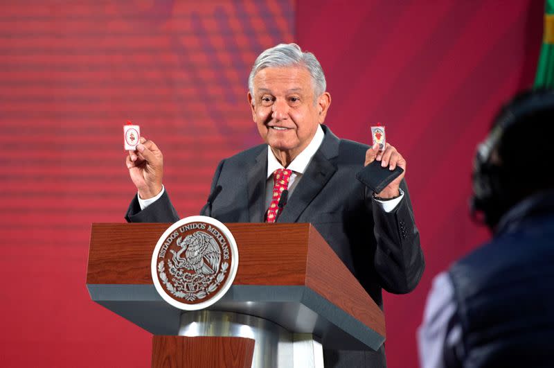 Imagen de archivo. El presidente de México, Andrés Manuel López Obrador, muestra sus amuletos que le sirven como "escudos protectores" contra el coronavirus, durante una rueda de prensa en Ciudad de México