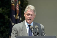 Mit der Aussage "I did not have sexual relations with that woman", also "Ich habe keine sexuelle Beziehung mit dieser Frau gehabt", wehrte sich Ex-US-Präsident Bill Clinton auf einer Pressekonferenz am 26. Januar 1998 gegen die Vorwürfe, ein Verhältnis mit seiner Praktikantin Monica Lewinsky gehabt zu haben. Seine Aussage sollte sich später noch als Lüge entpuppen. (Bild-Copyright: ZUMA/ddp Images)