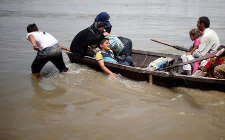 Displaced Iraqis cross the Tigris River by boat after the bridge has been temporarily closed, in western Mosul, Iraq May 6, 2017. REUTERS/Suhaib Salem