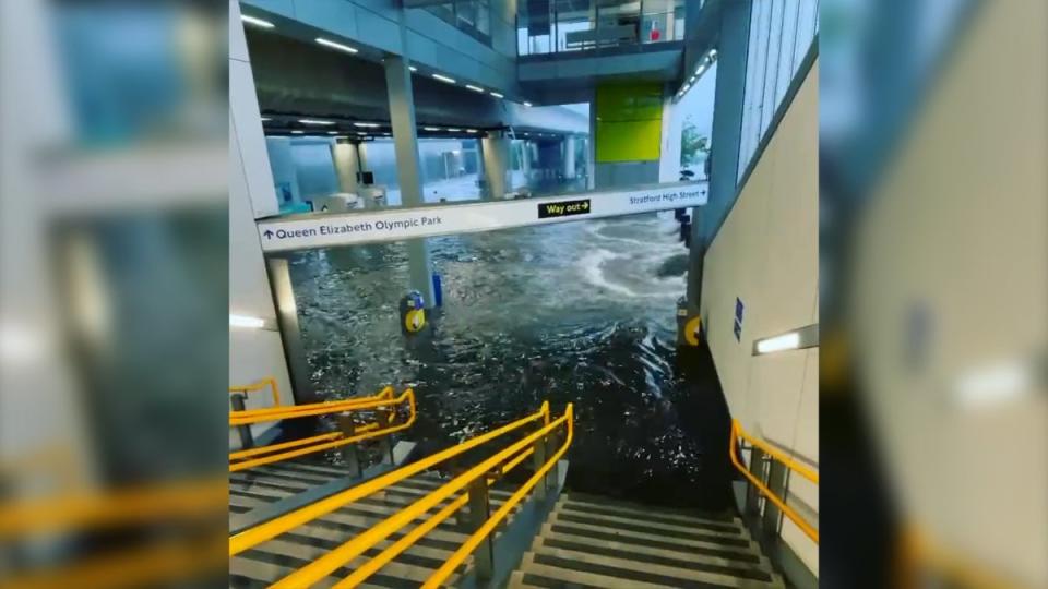 El agua brota en una estación de metro de Londres durante las inundaciones repentinas en julio de 2021 (Rob Day)