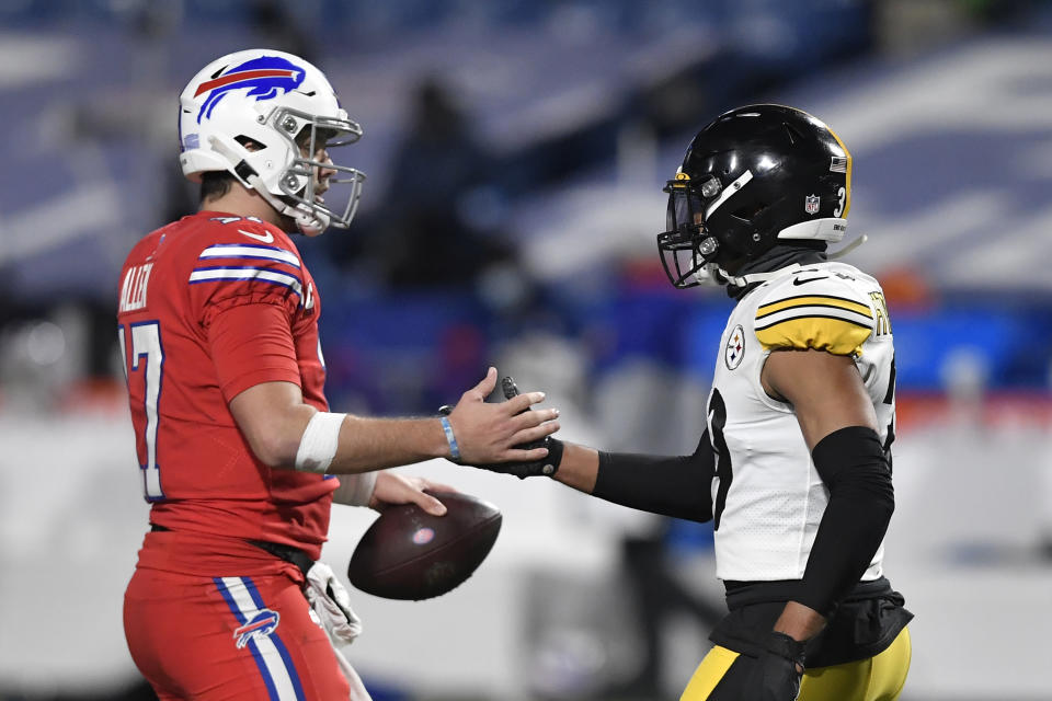 El free safety Minkah Fitzpatrick, derecha, de los Steelers de Pittsburgh, saluda al quarterback Josh Allen, de los Bills de Buffalo, al final del partido en Orchard Park, Nueva York, el domingo 13 de diciembre de 2020. (AP Foto/Adrian Kraus)