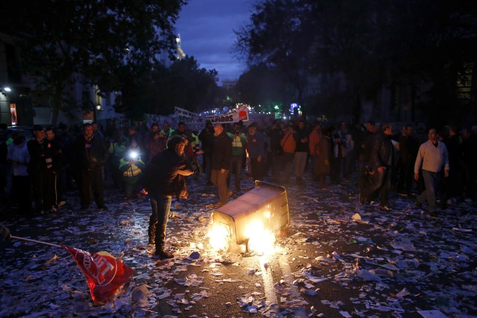 Cleaning workers burn garbage during a protest in Madrid November 4, 2013. Spain's labor unions called for an indefinite strike from Tuesday in Spain's capital for the street cleaning and park maintenance sectors in protest against announced layoffs that could affect around a thousand municipal workers, according to local media. (REUTERS/Juan Medina)