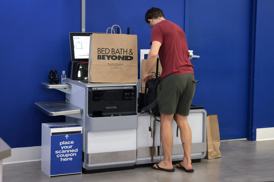 En person handler i en Bed Bath & Beyond-butikk på Manhattan, New York City, USA, 29. juni 2022. REUTERS/Andrew Kelly