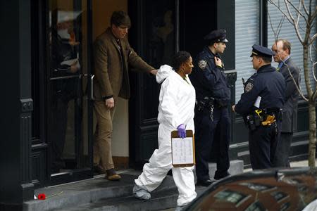 Police officers and detectives stand outside the apartment of movie actor Philip Seymour Hoffman after he was found dead in New York February 2, 2014. REUTERS/Joshua Lott