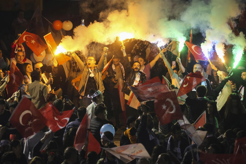 Simpatizantes del Partido Popular Republicano se reúnen frente al ayuntamiento el domingo 31 de marzo de 2024, en Ankara, Turquía. (AP Foto/Ali Unal)