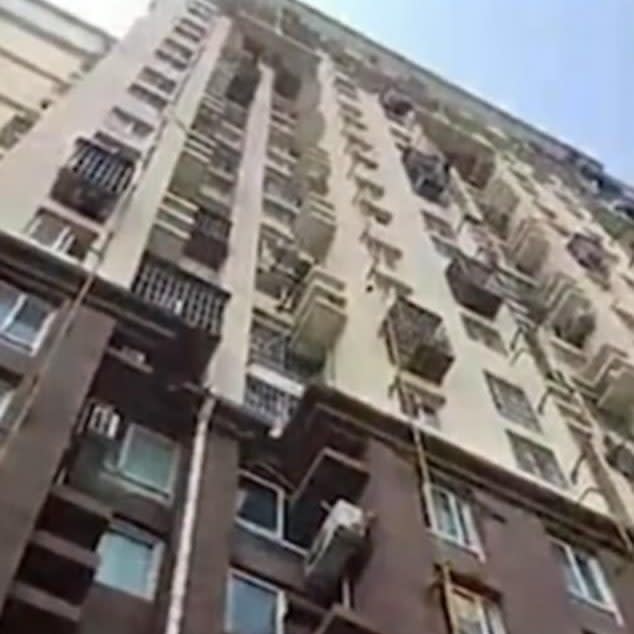 The residential building from which the boy jumped out of a tenth-storey window. - QQ.com